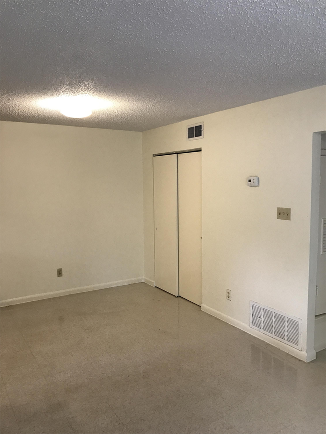 Building Photo - 1025 Sutton Dr