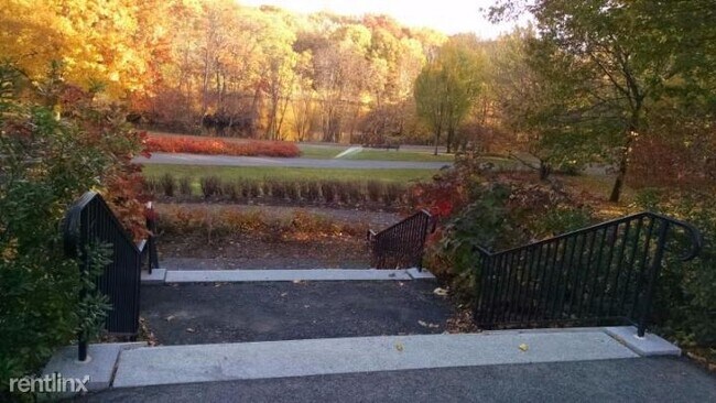 Building Photo - 2 br, 2 bath Condo - 60 Glen Rd # 400-T 4