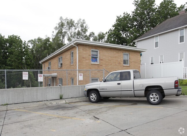 Primary Photo - 6711 Blondo St