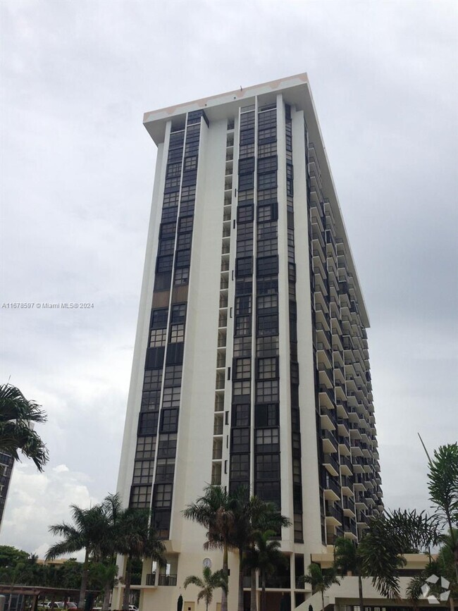 Building Photo - 1901 Brickell Ave