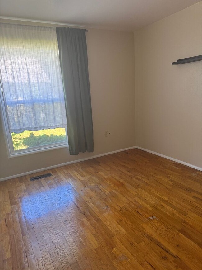 Building Photo - Beautiful 2 bedroom 1 bath Cozy Home for Rent- Minutes from Steilacoom Lake!