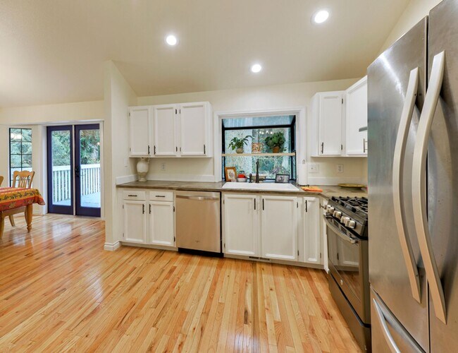 Building Photo - Stunning Remodel – 3 Bed / 3 Bath on a Shy...