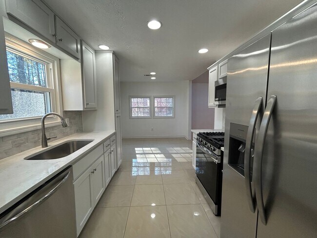 Building Photo - 165 Downing Court: Ranch Home with 3 BR/ 2...