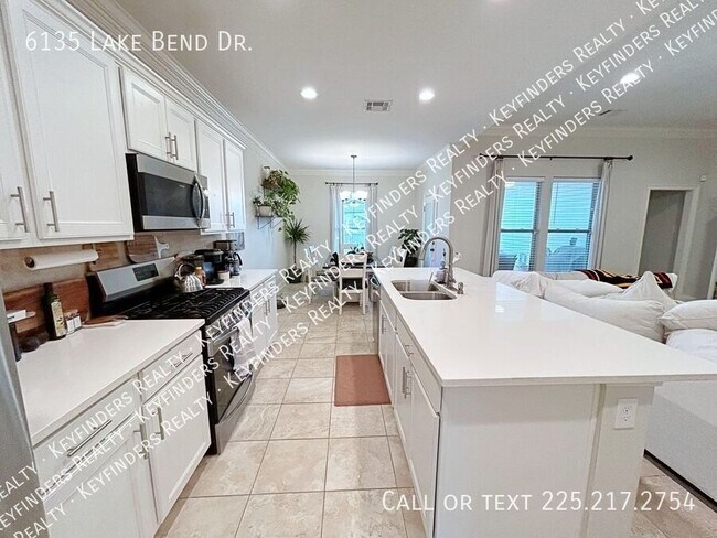 Foto del edificio - 6135 Lake Bend Dr.-