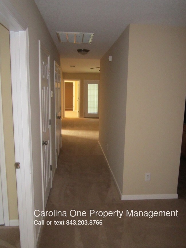 Building Photo - 7877 Park Gate Dr