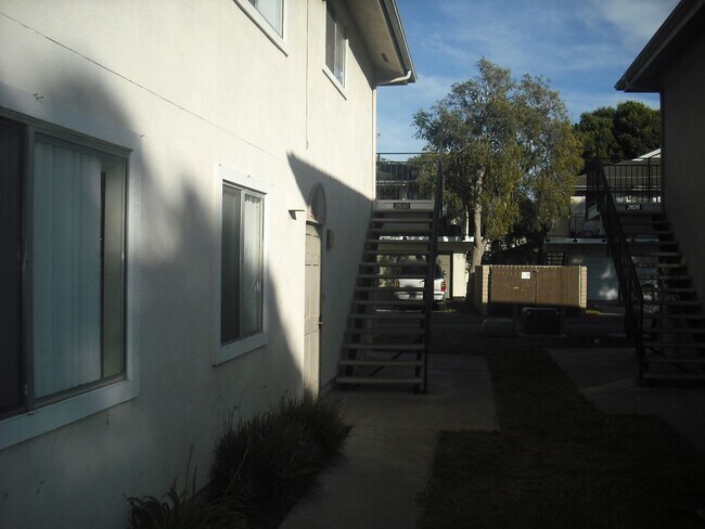 Building Photo - 2630 victoria 2 bedroom 1 bath penthouse