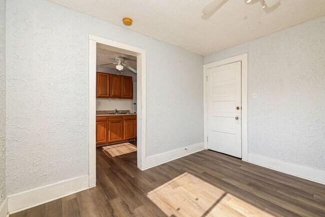 Foto del edificio - 4009 E 3rd St