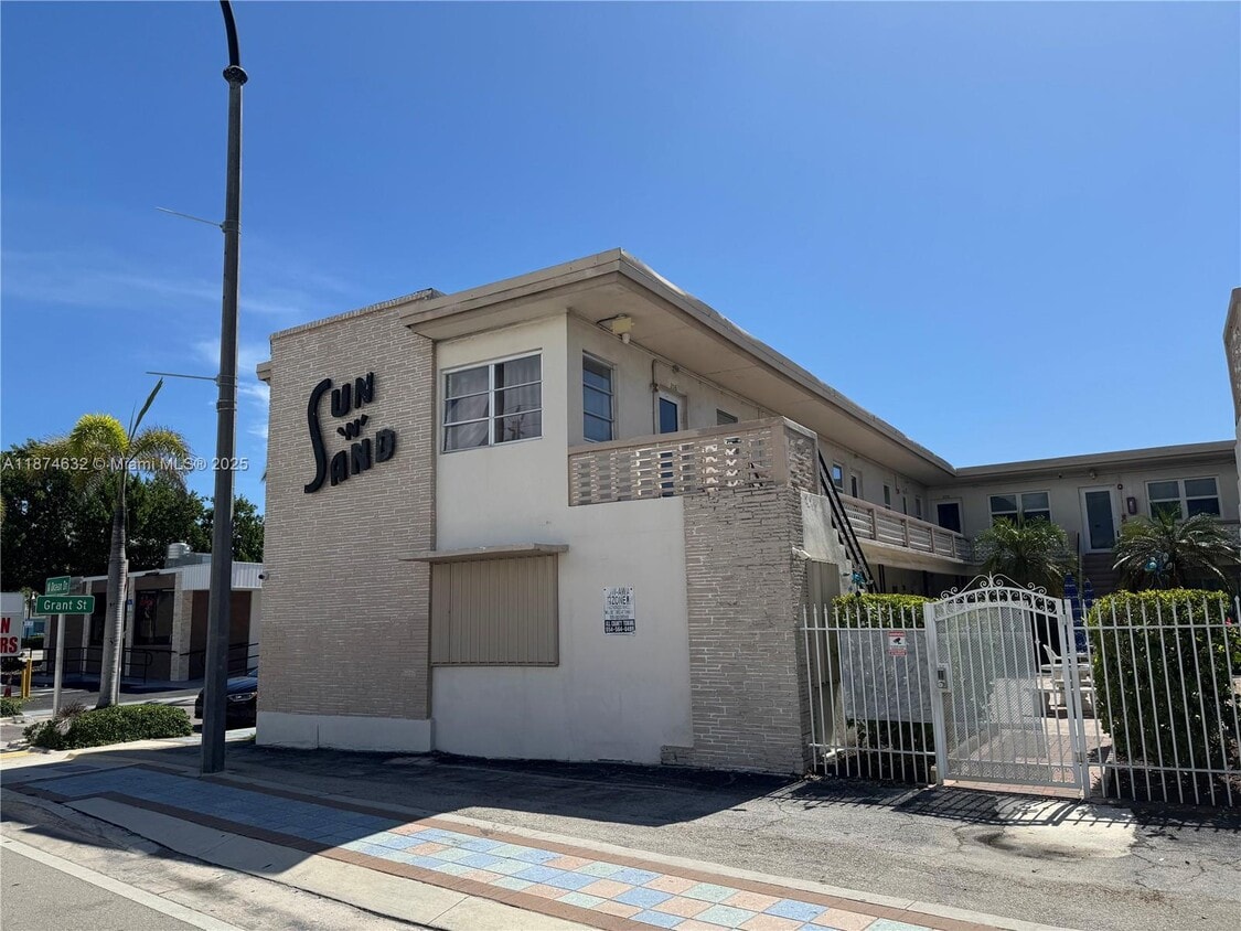 Primary Photo - 1315 N Ocean Dr