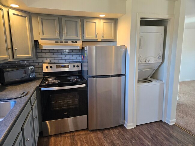 Lavadora y secadora en el apartamento - 636 W Center St