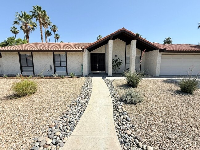 Building Photo - Spacious Pool Home In the Desired Los Comp...
