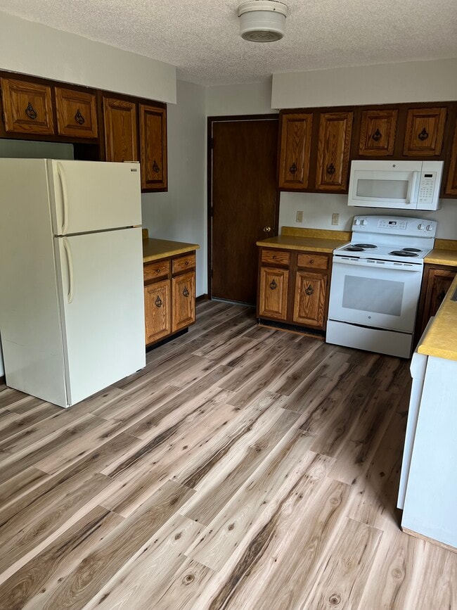 Kitchen - 465 Heritage Plz