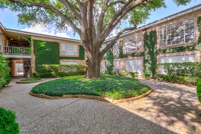 Building Photo - 2101 Fountain View Dr