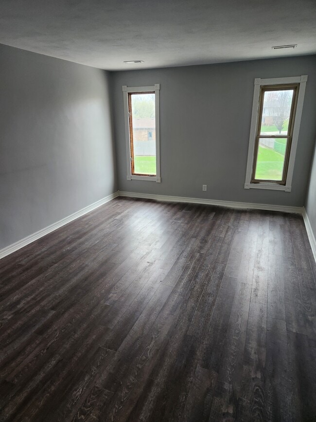 master bedroom - 717 Gordon Smith Blvd