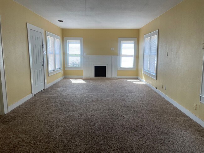 Foto del edificio - Two Bedroom Two Bathroom Home w/ a BONUS Room