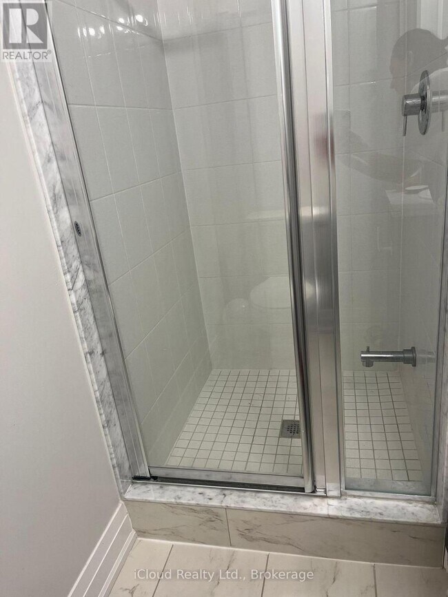 Building Photo - 33 Wild Rose Gardens