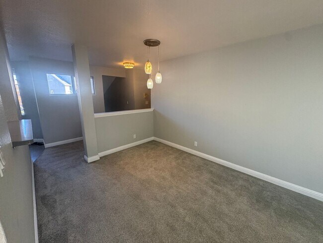 Foto del edificio - Charming top-level 2-bedroom, 1-bath condo in a highly desirable gated community.