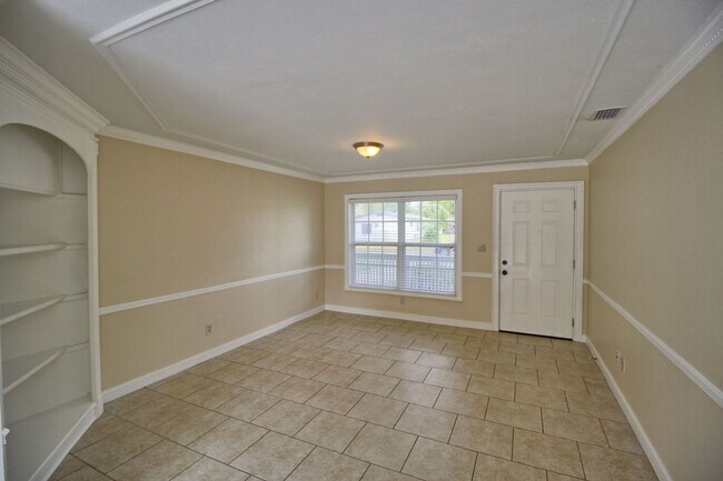 Photo - 323 Elm Dr House