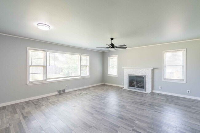 Building Photo - Prime Location! 4 bed/ 3 bath! Schedule a ...