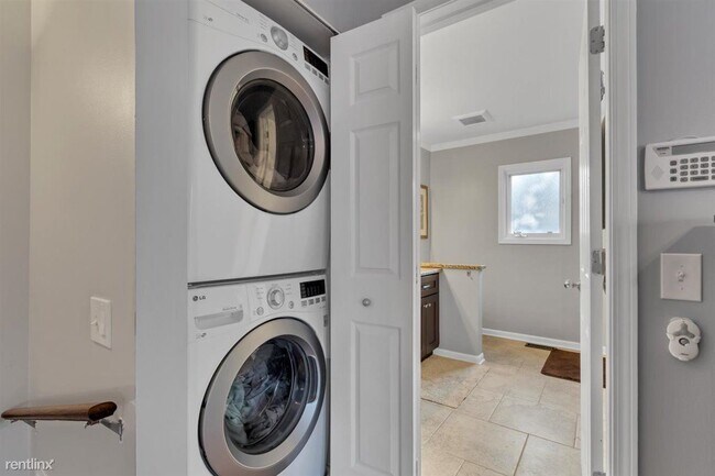 Building Photo - 1 br, 2 bath Townhome - 1250 South Federal...