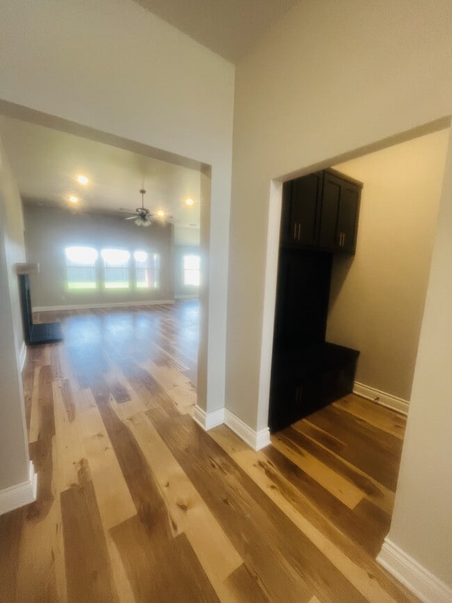 Building Photo - 8605 Ricard Dr