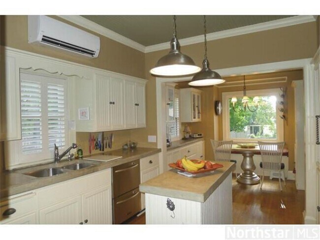 Foto del edificio - Wayzata,  Absolutely enchanting "English C...