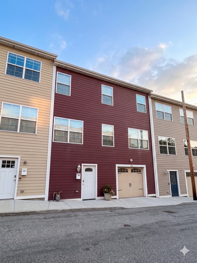 Building Photo - Modern 3-Level North Side Townhome with Garage