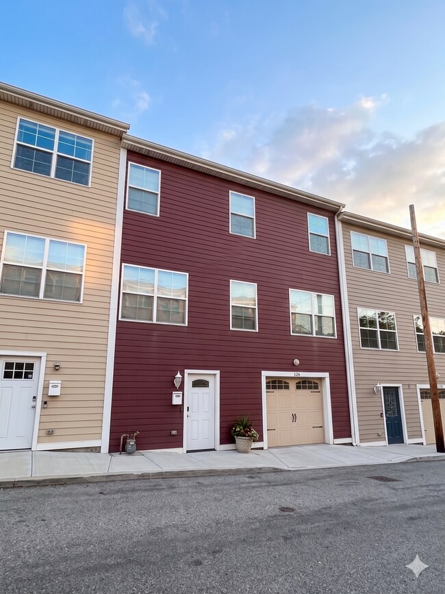 Foto del edificio - Modern 3-Level North Side Townhome with Garage