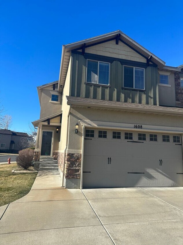 Primary Photo - 3 Bed 2 Bath Townhome for Rent in Farmington!