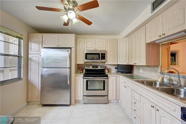 Building Photo - 3004 Portofino Isle