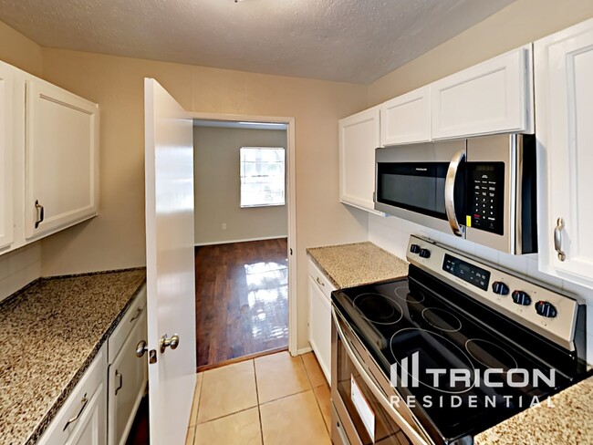 Foto del edificio - 7125 Hardwood Trail