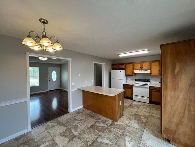 Building Photo - Great 3 BR 2 Bath Available Immediately in...