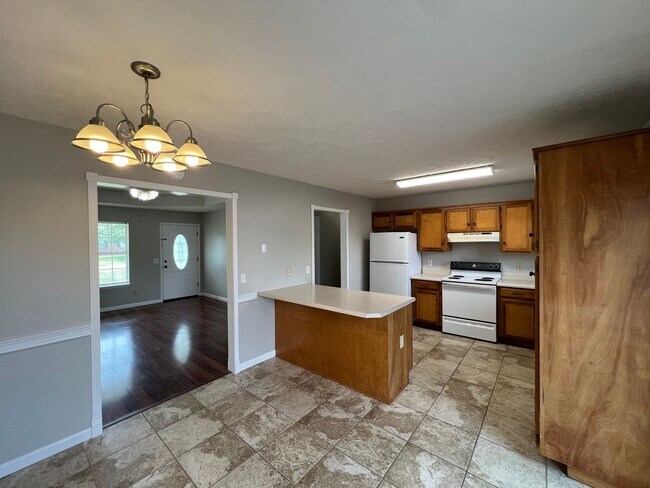 Foto del edificio - Great 3 BR 2 Bath Available Immediately in...