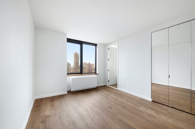 Building Photo - Fabulous light and views + balcony
