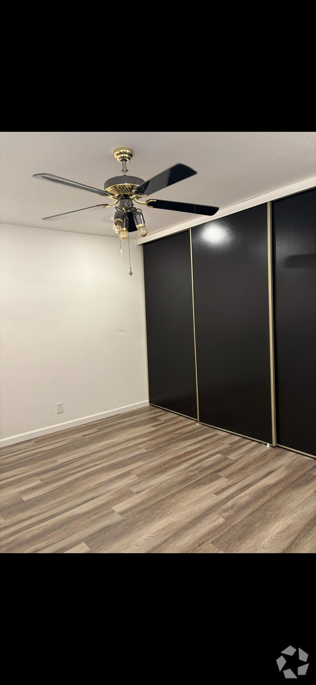 Building Photo - 303 Roundtree Ct