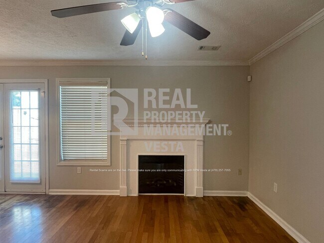 Building Photo - Charming Two Bedroom Townhome in a Great N...