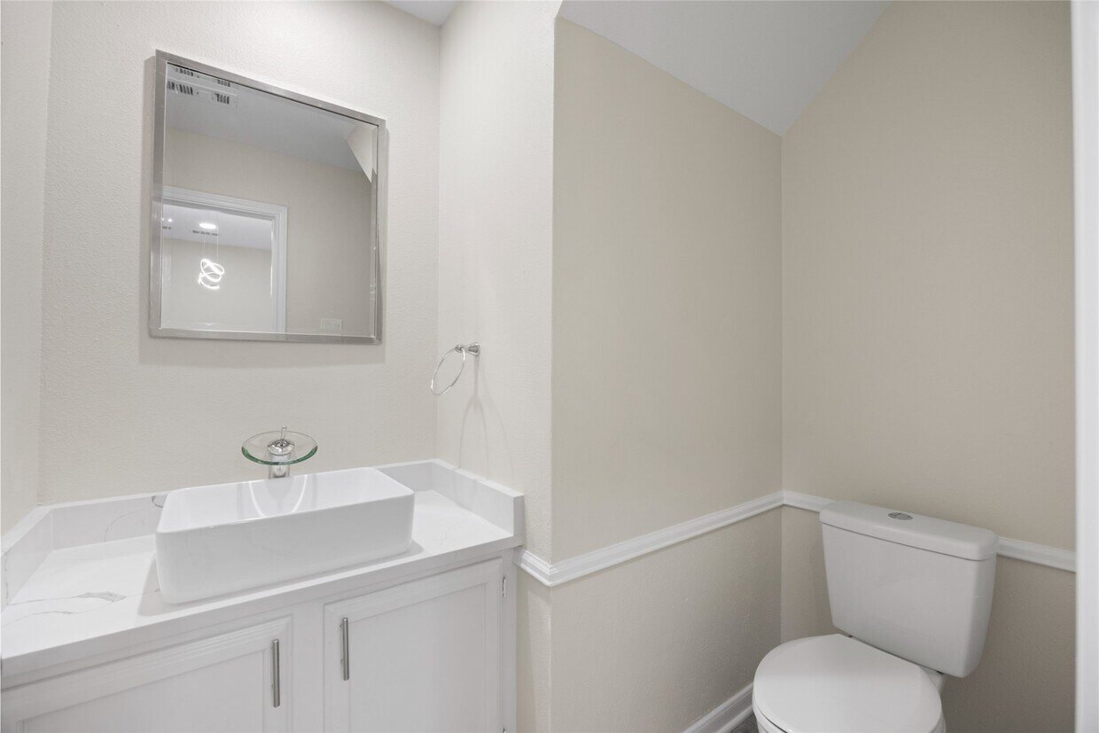 Building Photo - 2668 Bering Dr