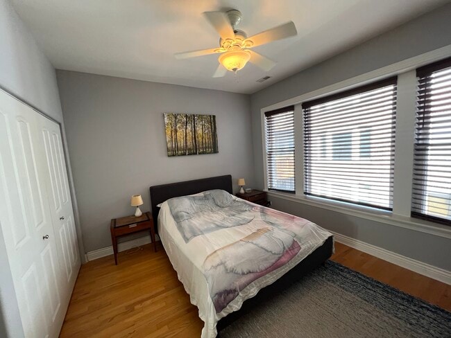 Primary bedroom - 7021 N Greenview Ave