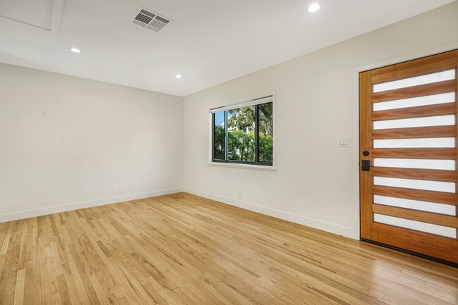 Building Photo - 654 Ozone St, Santa Monica, CA 90405