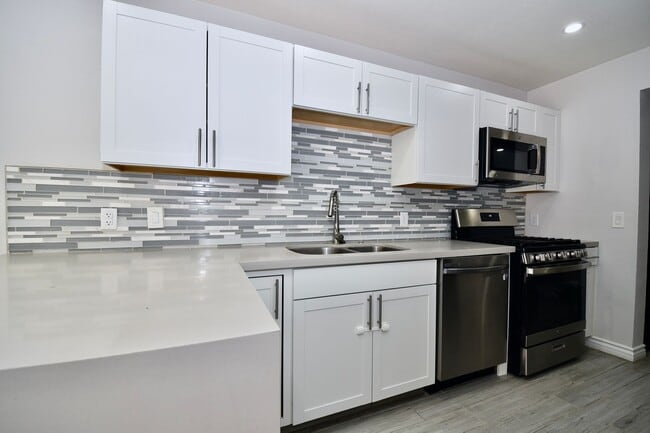 Building Photo - Modern 3 bed 2.5 bath Townhome at 	Mira Vi...
