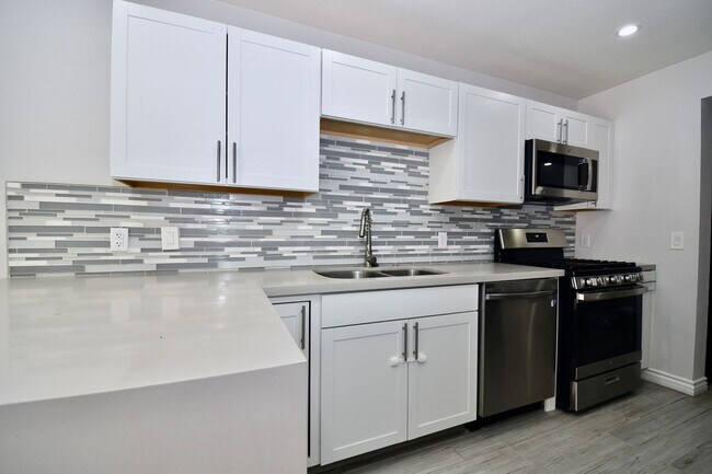 Foto del edificio - Modern 3 bed 2.5 bath Townhome at 	Mira Vi...