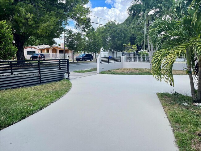 Building Photo - 337 SW 23rd Rd