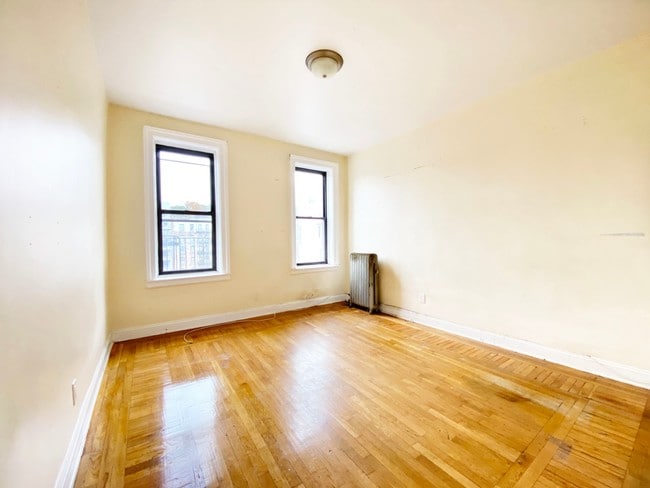 Building Photo - 4848 Broadway
