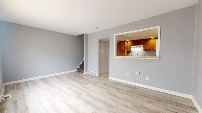 Foto del edificio - Elyria - updated 2 bedroom/1 bath townhouse.