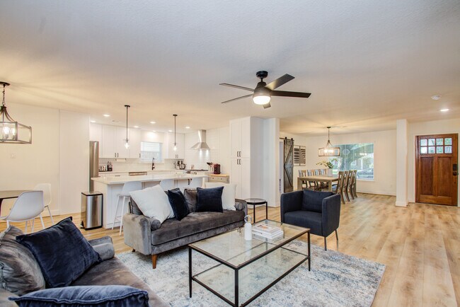 Foto del edificio - 5907 Warm Springs Rd