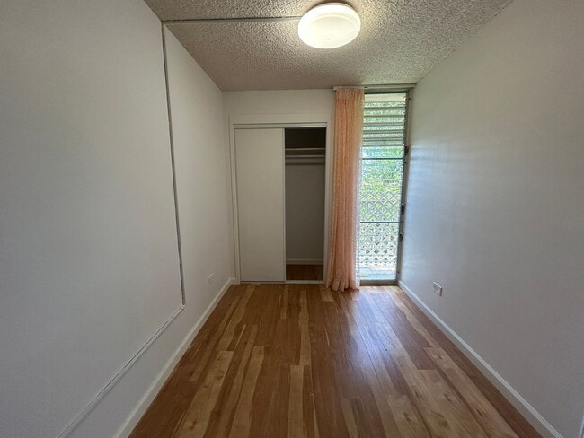 Building Photo - Convenient Location