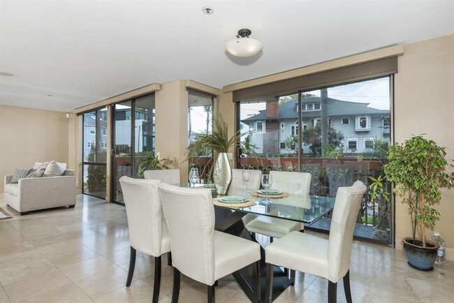Building Photo - 2bd 1ba Condo in Bankers Hill - Large Unit...