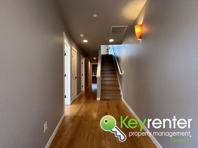 Foto del edificio - Stunning Multilevel 3 bed 2 bath Townhome