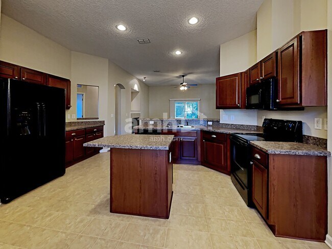 Foto del edificio - 11390 Oaklawn Rd