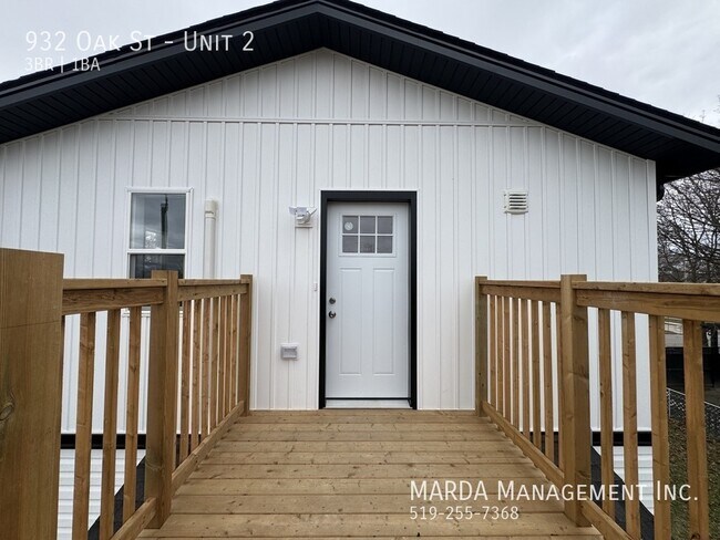 Photo du bâtiment - BEAUTIFUL NEW RENO 3 BED/1 BATH UPPER WEST END + HYDRO & WATER