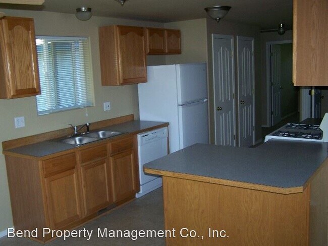 Building Photo - 3 br, 2 bath House - 3220 NE Woodbury Ct.